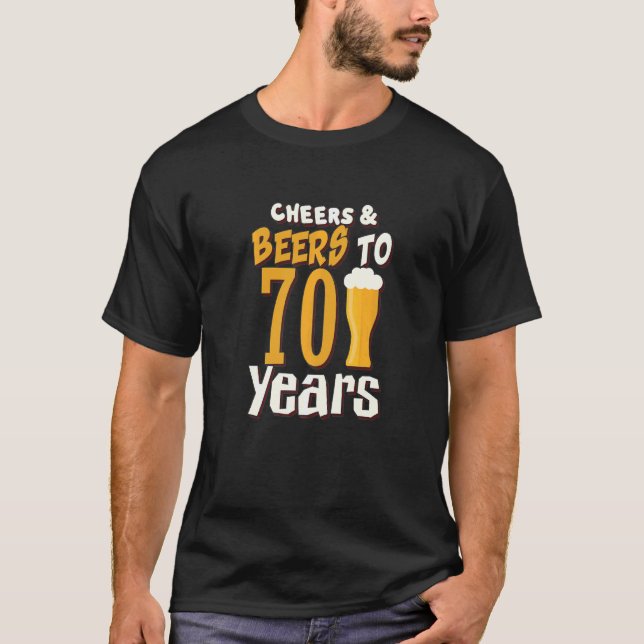Camiseta Saludos Y Cervezas A La Fiesta De Cumpleaños De 70 (Anverso)