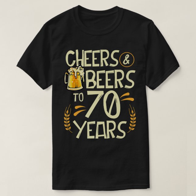 Camiseta Saludos Y Cervezas A Los 70 Años De Edad 70º Cumpl (Diseño del anverso)