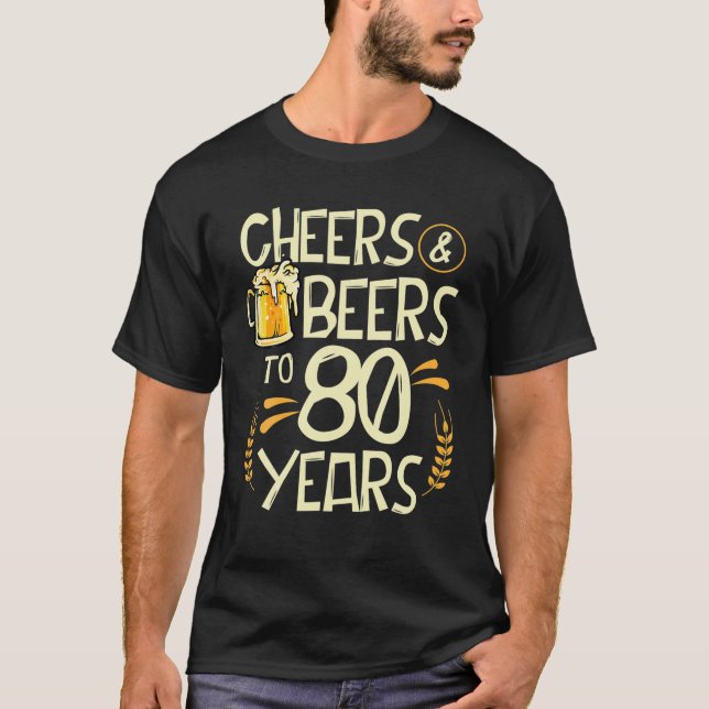 Camiseta Saludos Y Cervezas A Los 80 Años De Edad 80º Cumpl (Anverso)