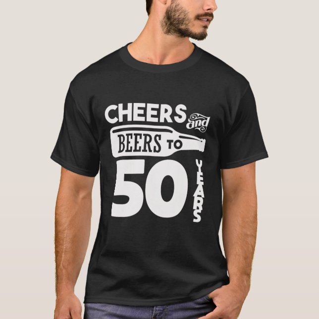 Camiseta Saludos Y Cervezas A Los Hombres De Cumpleaños De  (Anverso)