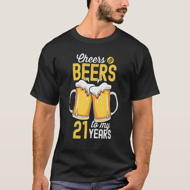 Camiseta Saludos Y Cervezas A Mi 21 Años (Anverso)