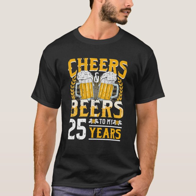 Camiseta Saludos Y Cervezas A Mi Regalo De 25 Años (Anverso)
