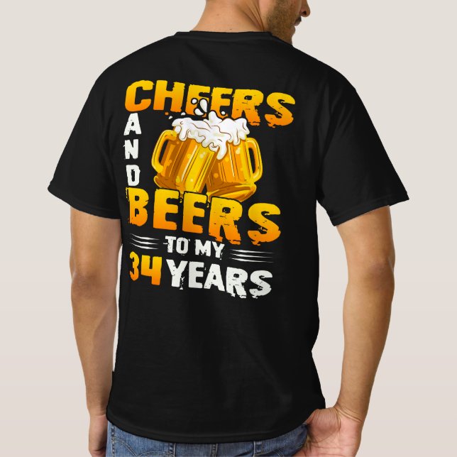 Camiseta Saludos Y Cervezas A Mi Regalo De 34 Años (Reverso)