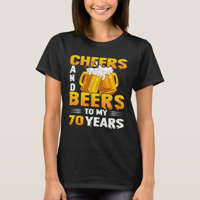 Camiseta Saludos Y Cervezas A Mi Regalo De 70 Años (Anverso)