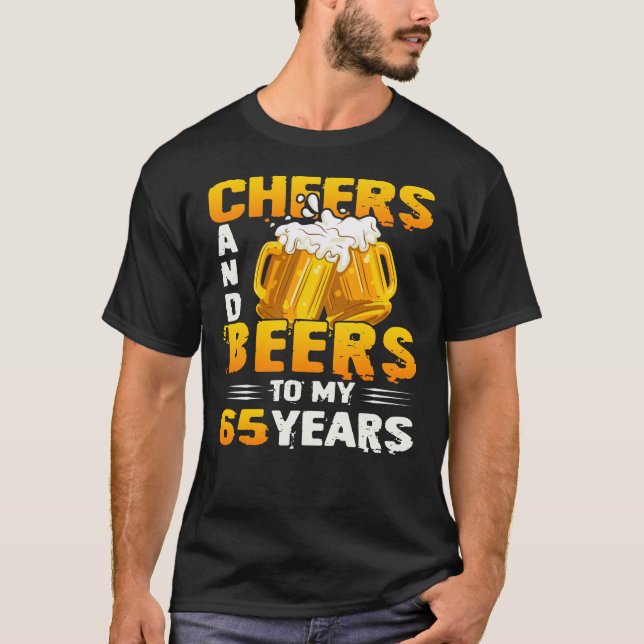 Camiseta Saludos Y Cervezas A Mi Regalo De Cumpleaños 65 Añ (Anverso)