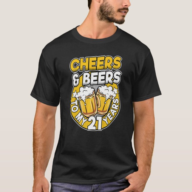Camiseta Saludos Y Cervezas A Mis 21 Años Hombres De Cervez (Anverso)