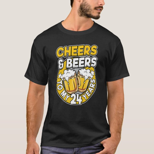 Camiseta Saludos Y Cervezas A Mis 24 Años Hombres De Cervez (Anverso)
