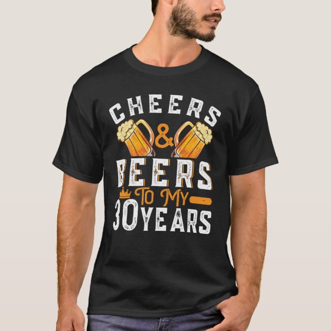 Camiseta Saludos Y Cervezas A Mis 30 Años 30 Cumpleaños 2 (Anverso)