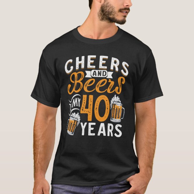 Camiseta Saludos Y Cervezas A Mis 40 Años 40 Cumpleaños 1 (Anverso)