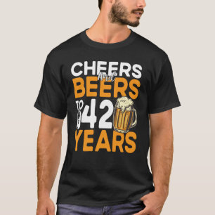 Camiseta Saludos Y Cervezas A Mis 42 Años 42. Cumpleaños