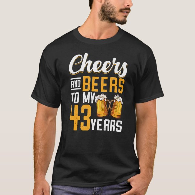 Camiseta Saludos Y Cervezas A Mis 43 Años 43 Años (Anverso)