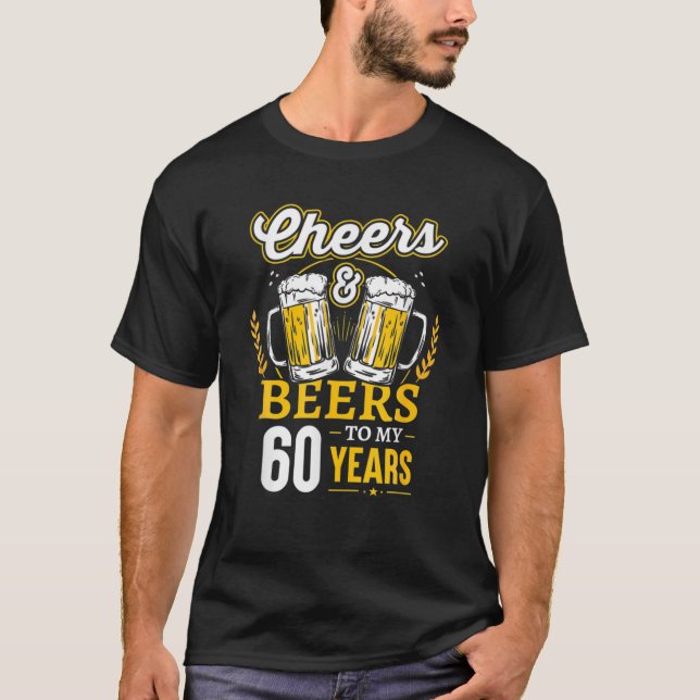 Camiseta Saludos Y Cervezas A Mis 60 Años 60 Años (Anverso)
