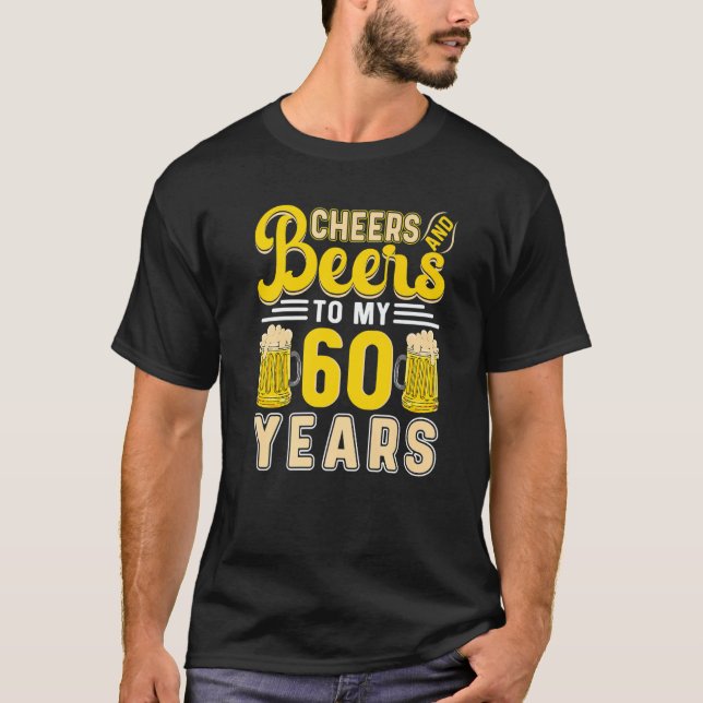 Camiseta Saludos Y Cervezas A Mis 60 Años 60 Cumpleaños 2 (Anverso)