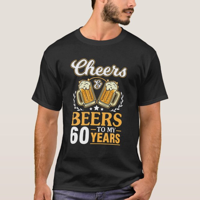 Camiseta Saludos Y Cervezas A Mis 60 Años Feliz Cumpleaños (Anverso)