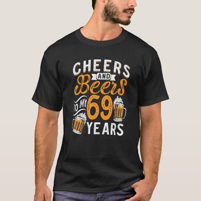 Camiseta Saludos Y Cervezas A Mis 69 Años (Anverso)