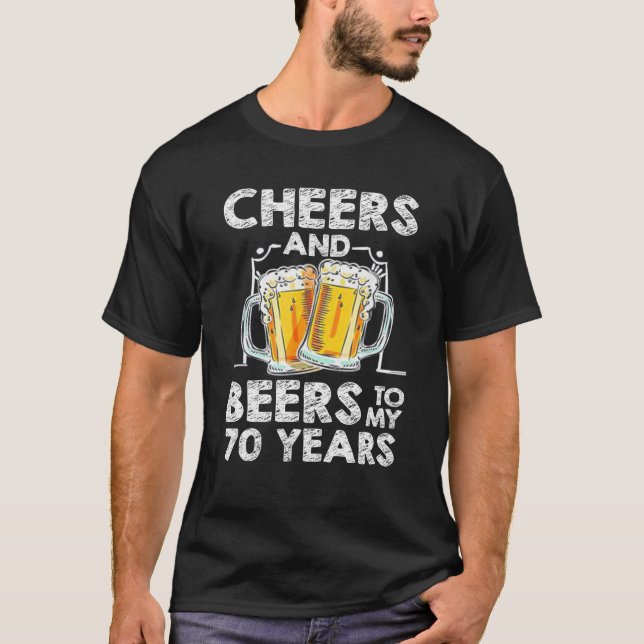 Camiseta Saludos Y Cervezas A Mis 70 Años Graciosos 70 (Anverso)
