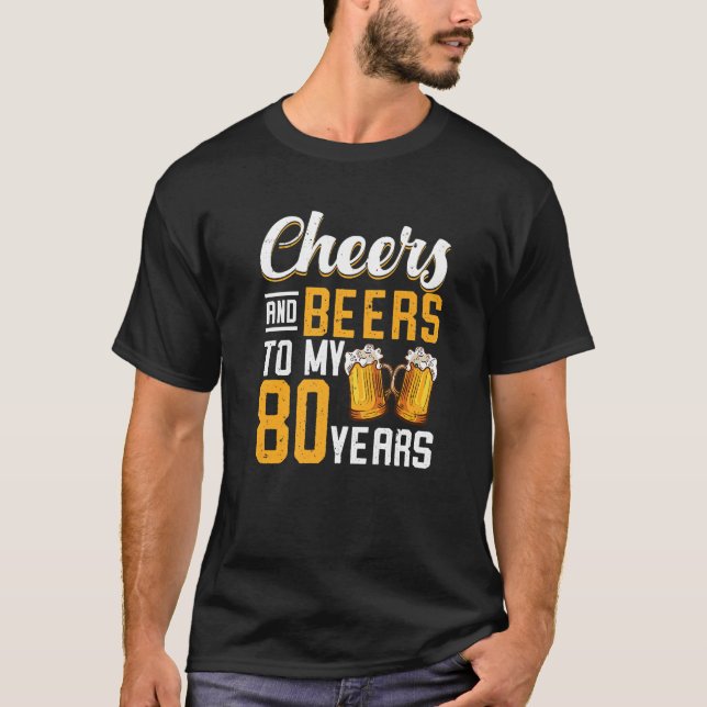 Camiseta Saludos Y Cervezas A Mis 80 Años (Anverso)
