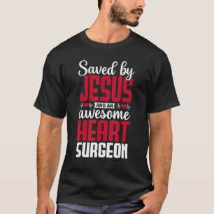 Camiseta Salvado por Jesús y un excelente cirujano cardíaco