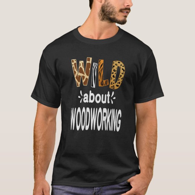 Camiseta Salvaje sobre la madera (Anverso)