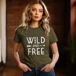 Camiseta Salvaje verde oliva y libre<br><div class="desc">Abran un espíritu atrevido y aventurero con nuestra vestimenta y regalos personalizados que presentan una tipografía moderna en blanco y negro "Wild and Free", emparejada con un diseño elegante de flecha boho. Perfecto para los espíritus libres y para los amantes de los diseños modernos y minimalistas, estos objetos hacen una...</div>