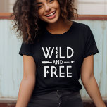 Camiseta Salvaje y libre<br><div class="desc">Abran un espíritu atrevido y aventurero con nuestra vestimenta y regalos personalizados que presentan una tipografía moderna en blanco y negro "Wild and Free", emparejada con un diseño elegante de flecha boho. Perfecto para los espíritus libres y para los amantes de los diseños modernos y minimalistas, estos objetos hacen una...</div>