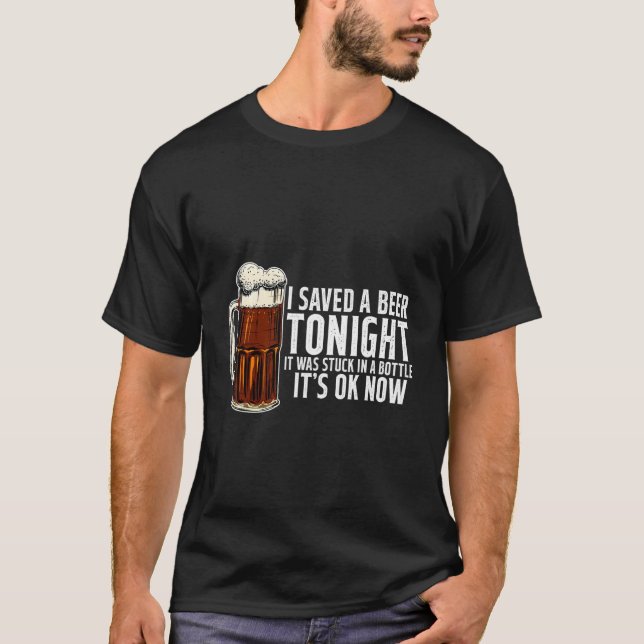 Camiseta Salvé Una Cerveza Esta Noche Estaba Atrapada En Un (Anverso)