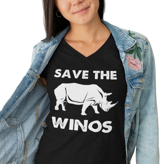 Camiseta Salven los vinos con rinocerontes ("Save the Winos" funny t-shirt featuring a rhino graphic, worn by a smiling woman.)