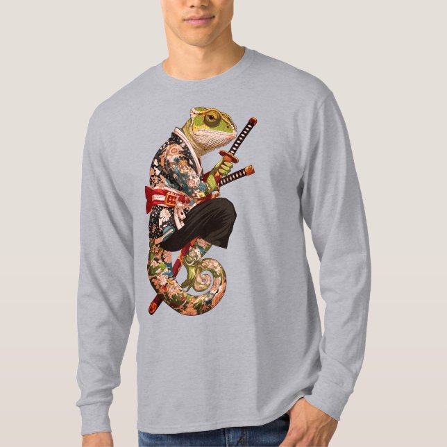 Camiseta Samurái Camaleón - Guerrero Tatuado con Katana (Anverso)