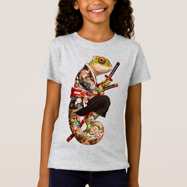 Camiseta Samurái Camaleón: Guerrero Tatuado con Katana (Anverso)