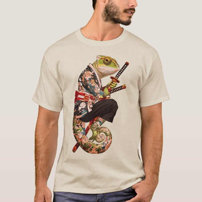 Camiseta Samurái Camaleón: Guerrero Tatuado con Katana (Anverso)