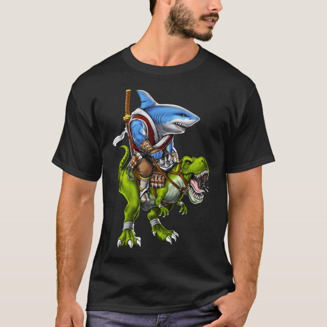 Camiseta Samurái de tiburón montando dinosaurio T-Rex (Anverso)