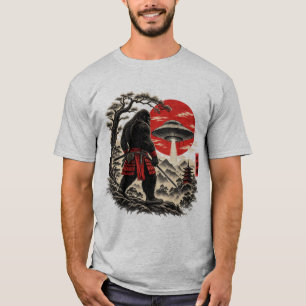 Camiseta Samurái Sasquatch Bajo el Sol Rojo