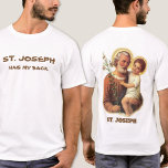 Camiseta San José tiene mi espalda<br><div class="desc">Una bella imagen tradicional de San José sosteniendo al niño Jesús con mentiras en la espalda. Texto humorístico en el frente. El texto y el tipo de letra de abajo pueden ser modificados.</div>