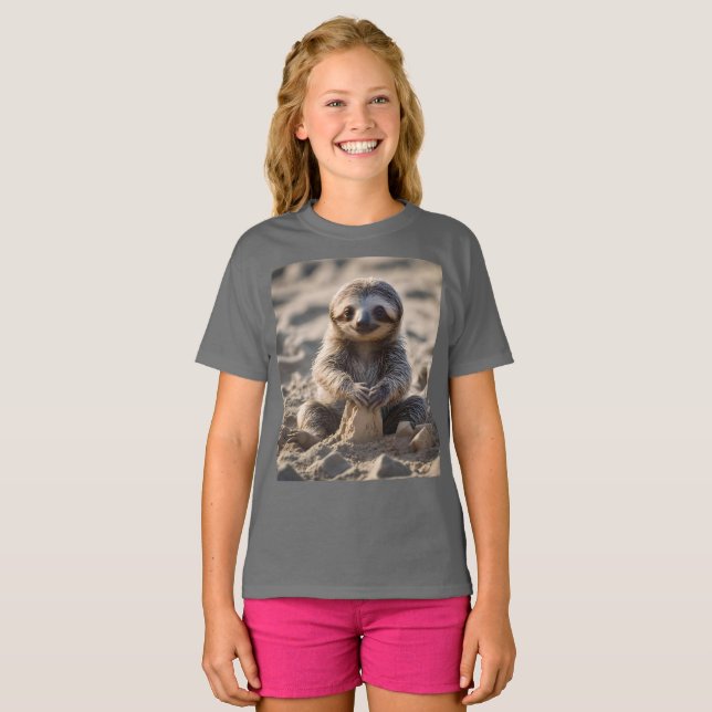 Camiseta Sandy Shores: Baby Sloth construyendo castillos de (Anverso completo)