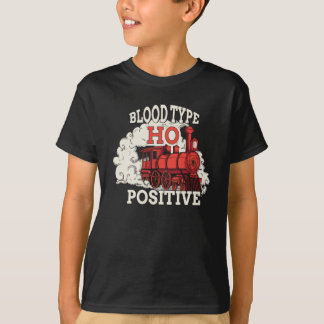 Camiseta Sangre Tipo HO Conjunto positivo para un modelo