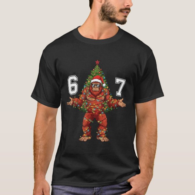 Camiseta Santa Bigfoot 67 Christmas Tree Xmas Lights Funny  (Anverso)