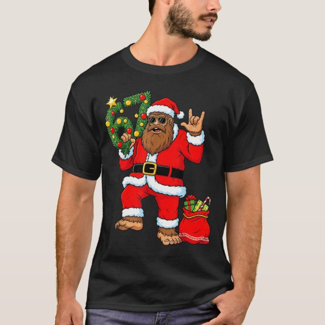 Camiseta Santa Bigfoot Christmas Tree Sasquatch 67 Six Seve (Anverso)