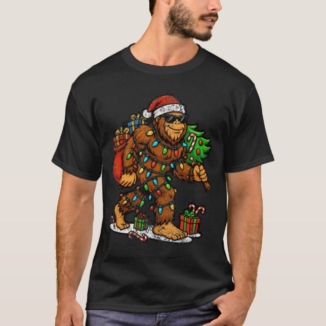 Camiseta Santa Bigfoot Christmas Tree Xmas Lights Funny Sas (Anverso)