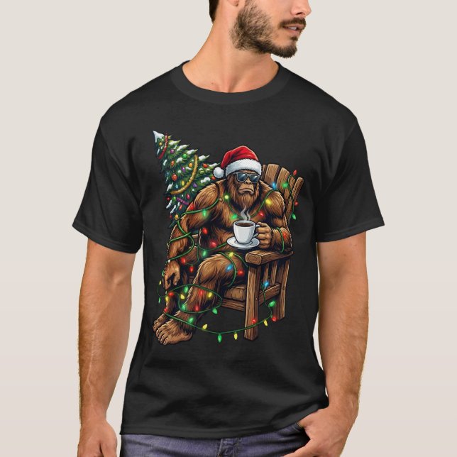 Camiseta Santa Bigfoot Drinking Coffee Christmas Tree Xmas  (Anverso)
