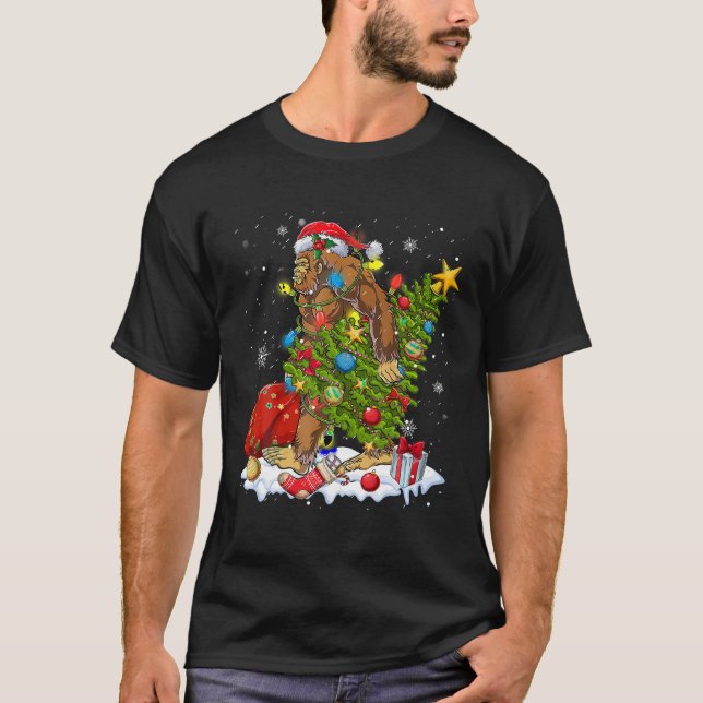 Camiseta Santa Bigfoot El árbol de Navidad se ilumina en un (Anverso)
