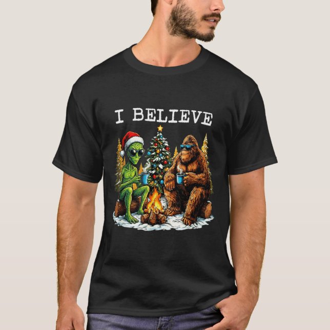 Camiseta Santa Bigfoot y Alien Ovni Paranormal Críptido Nav (Anverso)