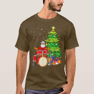 Camiseta Santa Claus toca tambores cerca del árbol de Navid