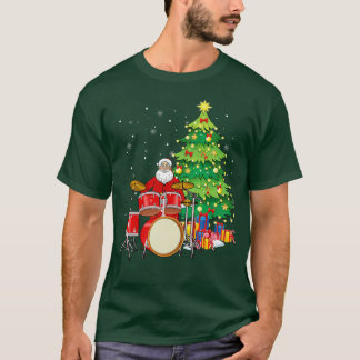 Camiseta Santa Claus toca tambores cerca del árbol de Navid