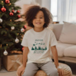 Camiseta Santa cree que los Navidades son verdes<br><div class="desc">Santa cree que los Navidades tradicionales modernos vacaciones elegante diseño de regalo de camisetas favoritas verdes.</div>