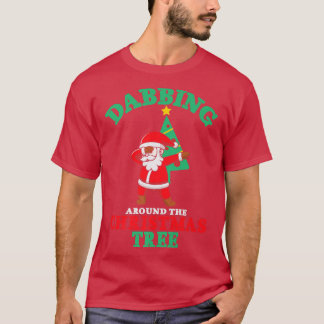 Camiseta Santa Dabbing alrededor del árbol de navidad navid