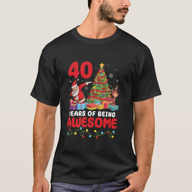 Camiseta Santa Dabbing Tree presenta 40 años felices de ser (Anverso)
