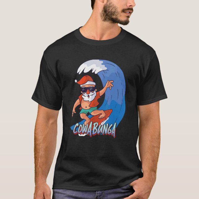 CAMISETA SANTA SURFEANDO LA OLA COWABUNGA (Anverso)