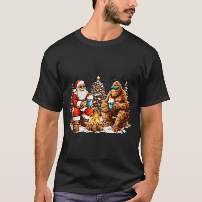 Camiseta Santa With Bigfoot Christmas Campfire Funny Sasqua (Anverso)
