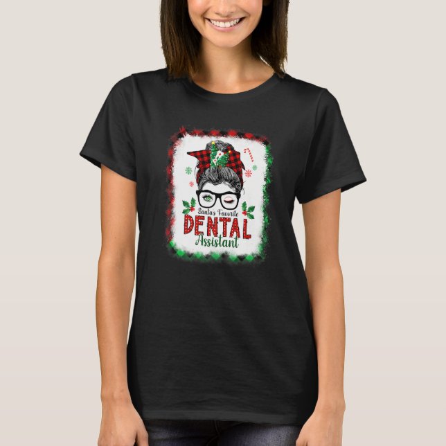 Camiseta Santas Favorite Dental Assistant Messy Bun Red Pla (Anverso)
