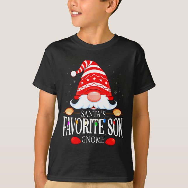 Camiseta Santas Favorite Son Gnome Matching Christmas Paja  (Anverso)